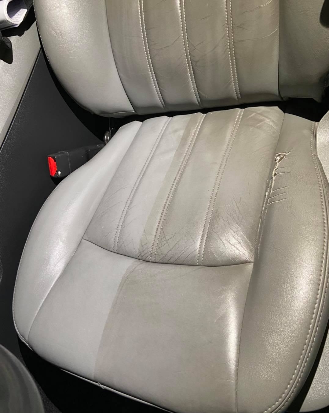 Szare skórzane siedzenie samochodowe z widoczną różnicą w czystości po lewej stronie i uszkodzeniami po prawej, usługa wykonana we Wrocławiu.
