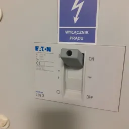 Wyłącznik główny zasilania.