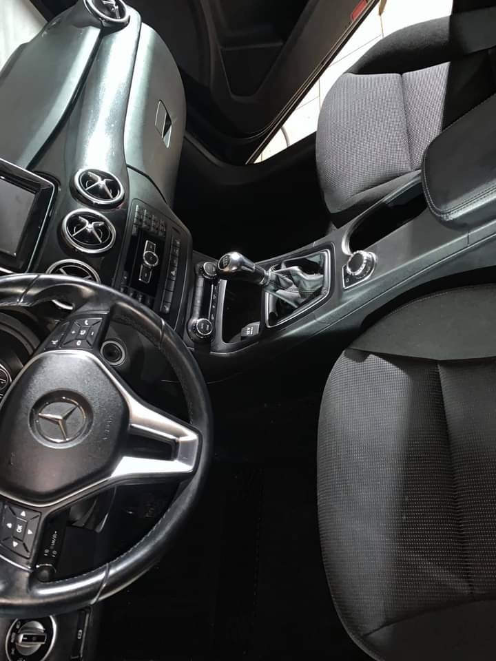 Wnętrze samochodu marki Mercedes, widok z góry na kierownicę, deskę rozdzielczą, fotele i podłogę, po czyszczeniu.