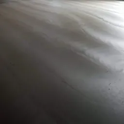 Świeżo wylana, szara posadzka jastrychowa w pomieszczeniu w Bądkowie, z widocznymi śladami po narzędziach do rozprowadzania masy.