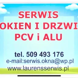 Grafika reklamowa serwisu okien i drzwi PCV i ALU z otwartymi oknami po bokach, numerem telefonu, adresem e-mail i stroną internetową.