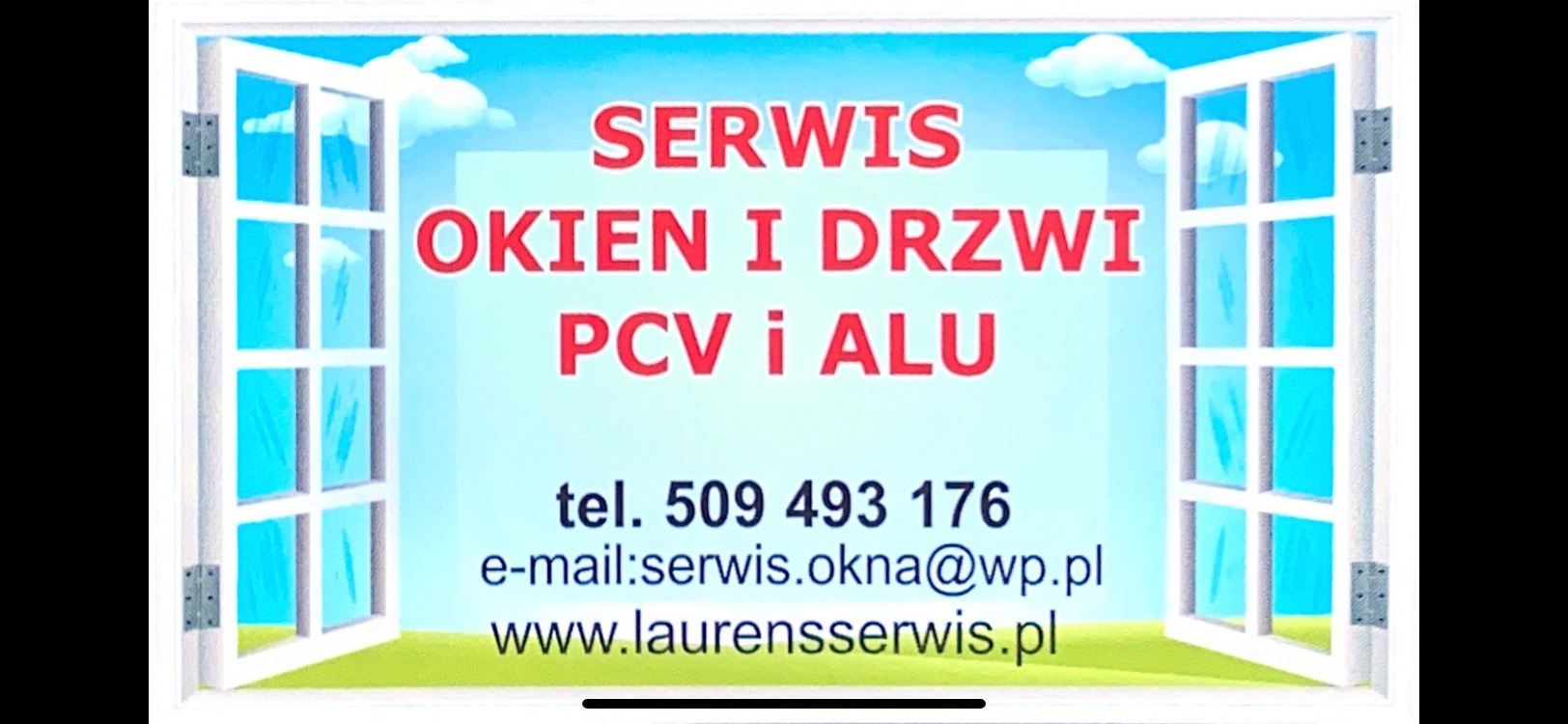 Grafika reklamowa serwisu okien i drzwi PCV i ALU z otwartymi oknami po bokach, numerem telefonu, adresem e-mail i stroną internetową.