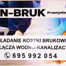 Reklama firmy 'KAN-BRUK' z Konina oferującej przyłącza wodno-kanalizacyjne oraz usługi brukarskie. Na plakacie widoczna dłoń w rękawicy z gumowym młotkiem oraz elementy instalacji...