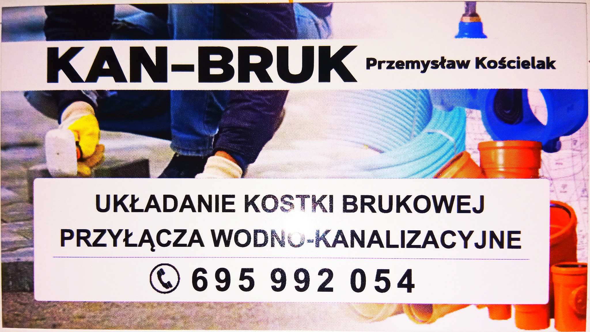 Reklama firmy 'KAN-BRUK' z Konina oferującej przyłącza wodno-kanalizacyjne oraz usługi brukarskie. Na plakacie widoczna dłoń w rękawicy z gumowym młotkiem oraz elementy instalacji...