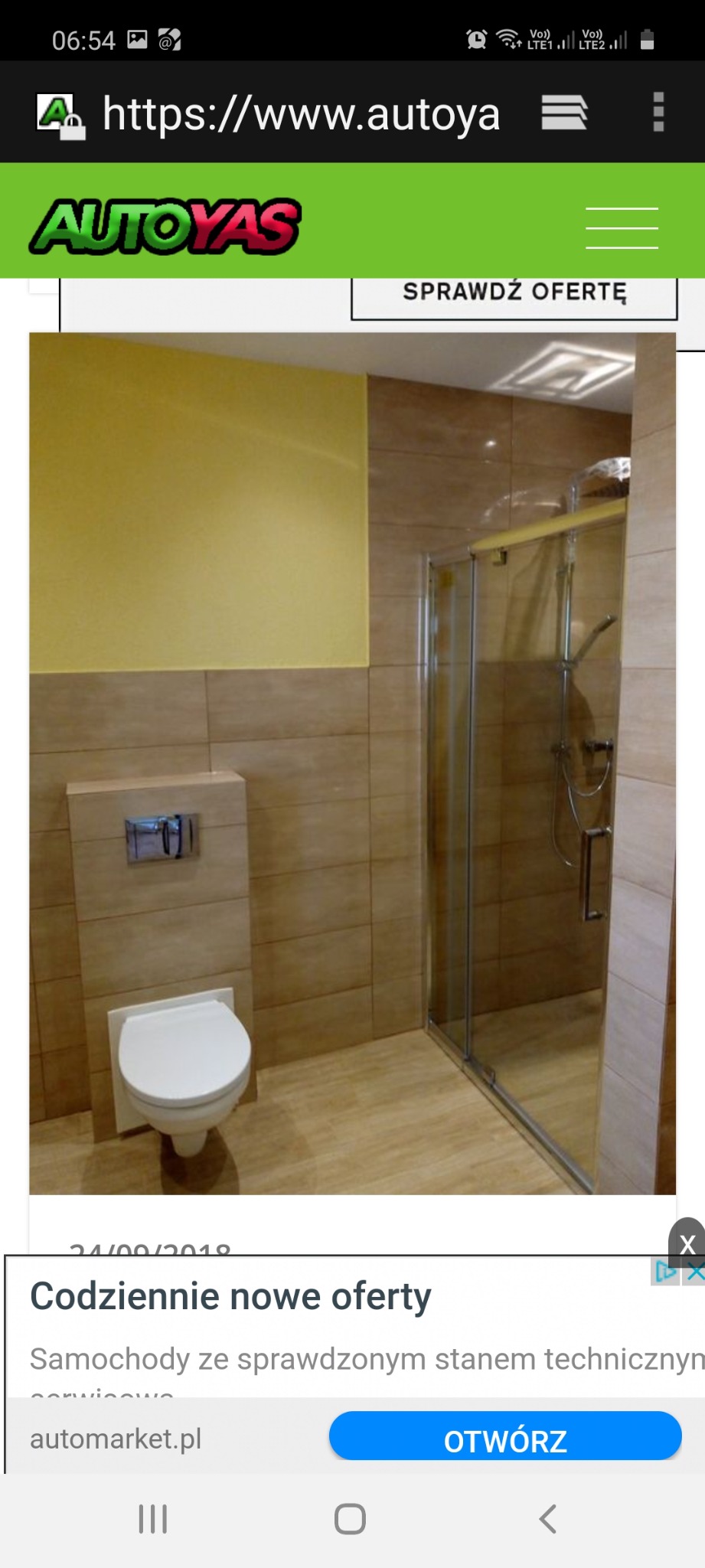 Nowoczesna łazienka z kabiną prysznicową ze szklanymi drzwiami przesuwnymi, podwieszaną toaletą i beżowymi płytkami na ścianach oraz żółtym akcentem kolorystycznym na górnej części ściany.