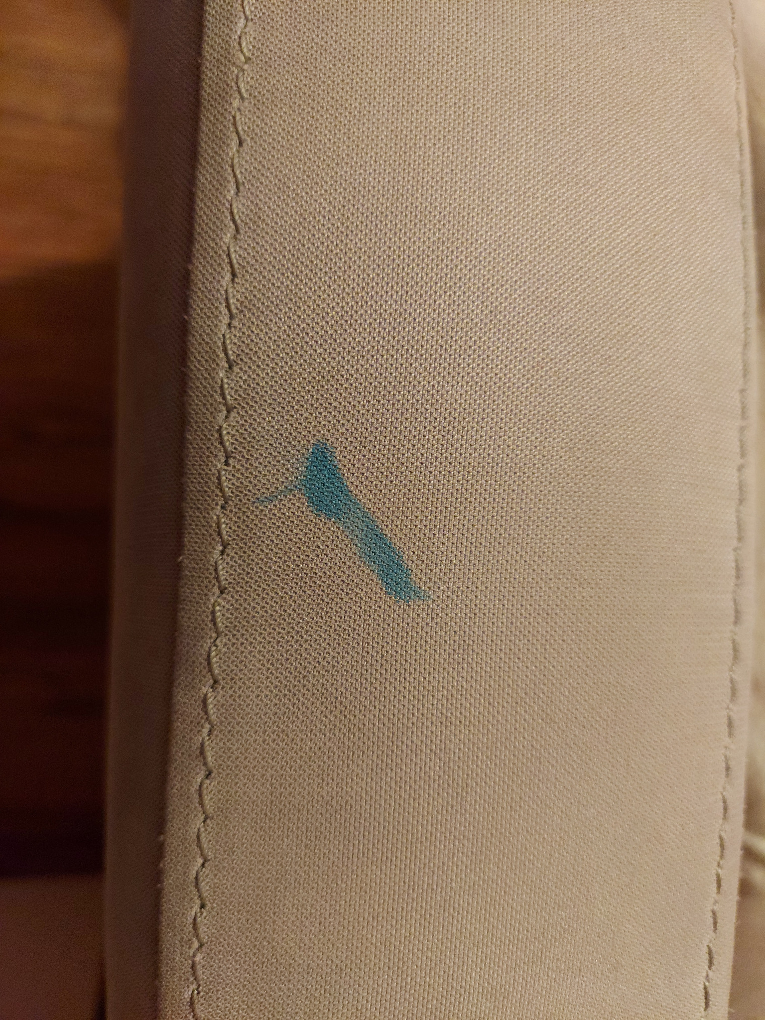 czyszczenie kanapy, plama z mazaka która powstała na boczku mebla