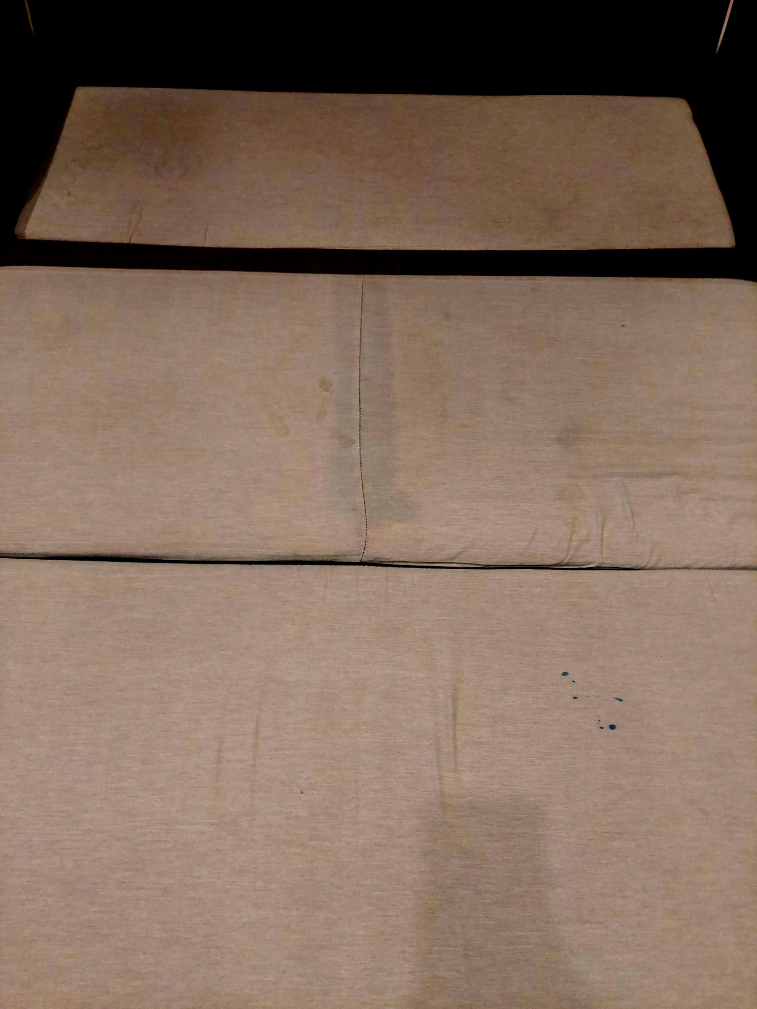 czyszczenie kanapy, brud z moczu, krwi oraz plamy z mazaka