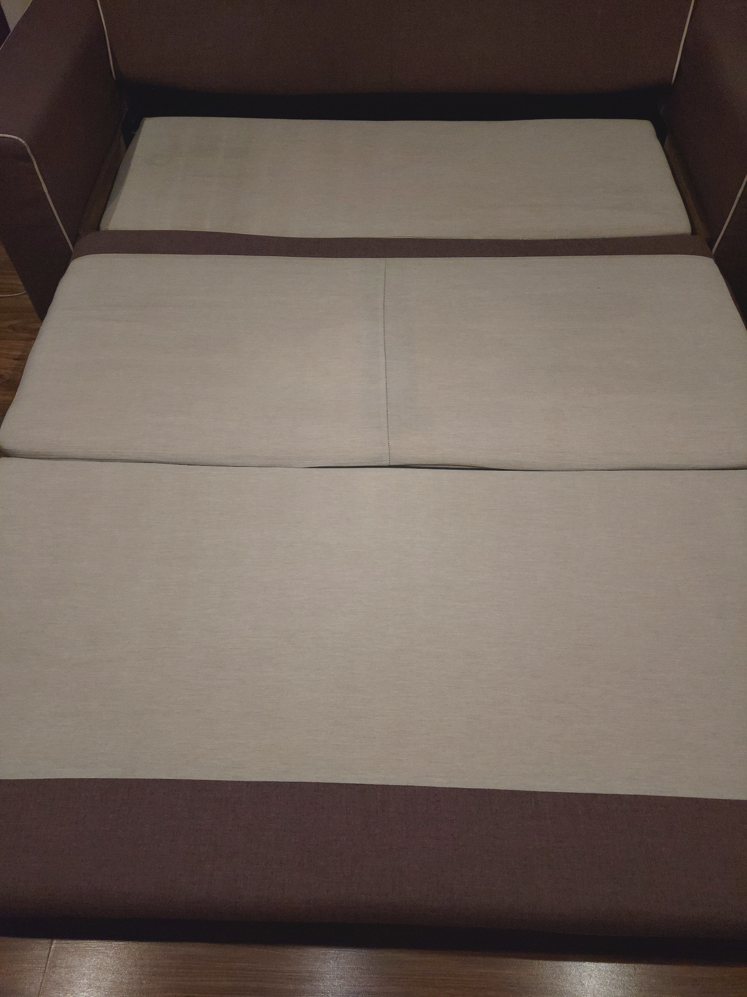 czyszczenie kanapy, usunięte plamy z krwi, moczu oraz śladów mazaka