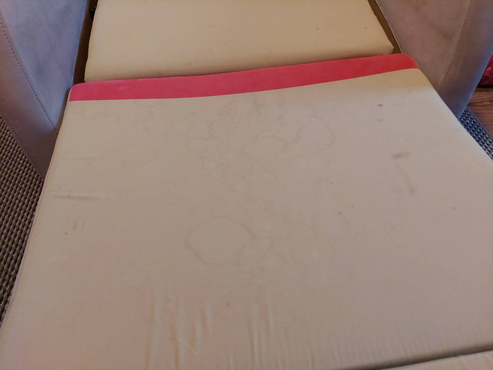 pranie czyszczenie sofy, zabrudzenia i plamy z moczu i różnego rodzaju napojów