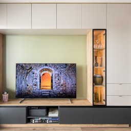 Projekt salonu z aneksem kuchennym i i przedpokojem. Widok na ściankę TV.