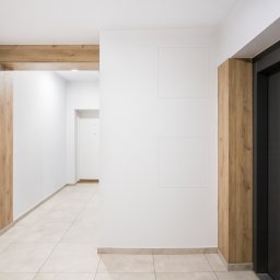 Remont klatki schodowej w budynku wielorodzinnym. Piętro, przejście winda-klatka schodowa.