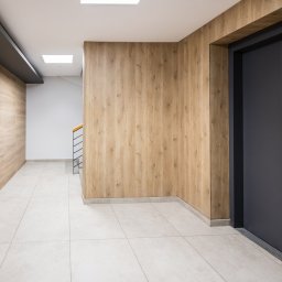 Remont klatki schodowej w budynku wielorodzinnym. Parter, przejście winda-klatka schodowa.