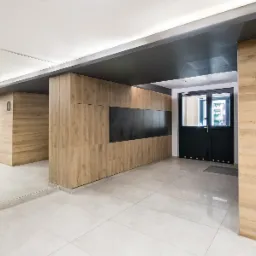 Remont klatki schodowej w budynku wielorodzinnym. Parter, wyjście.