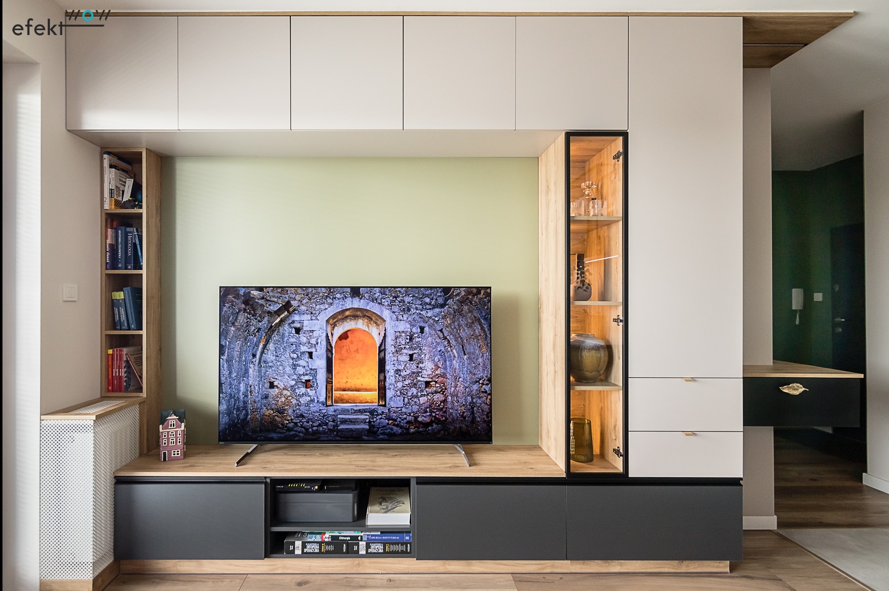 Projekt salonu z aneksem kuchennym i i przedpokojem. Widok na ściankę TV.