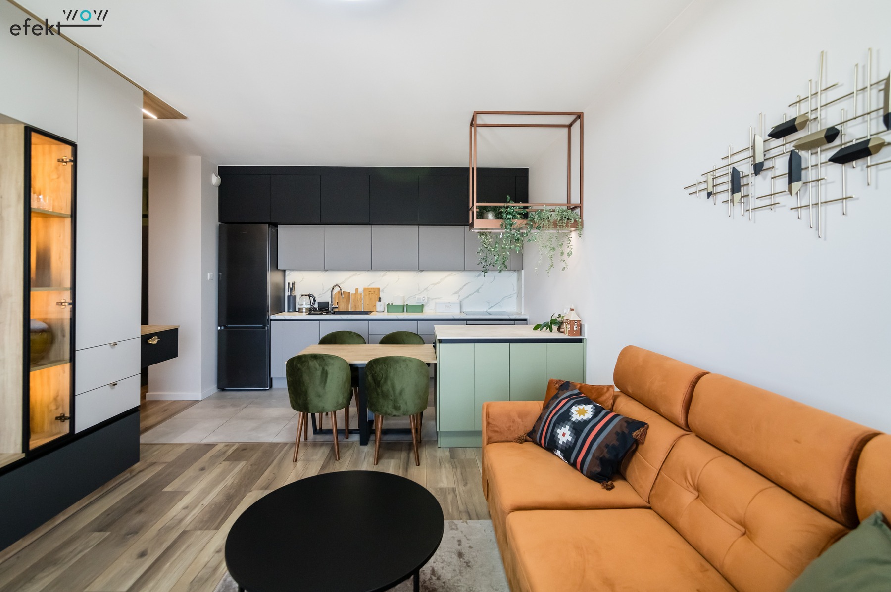 Projekt salonu z aneksem kuchennym i i przedpokojem. Widok na kuchnię.