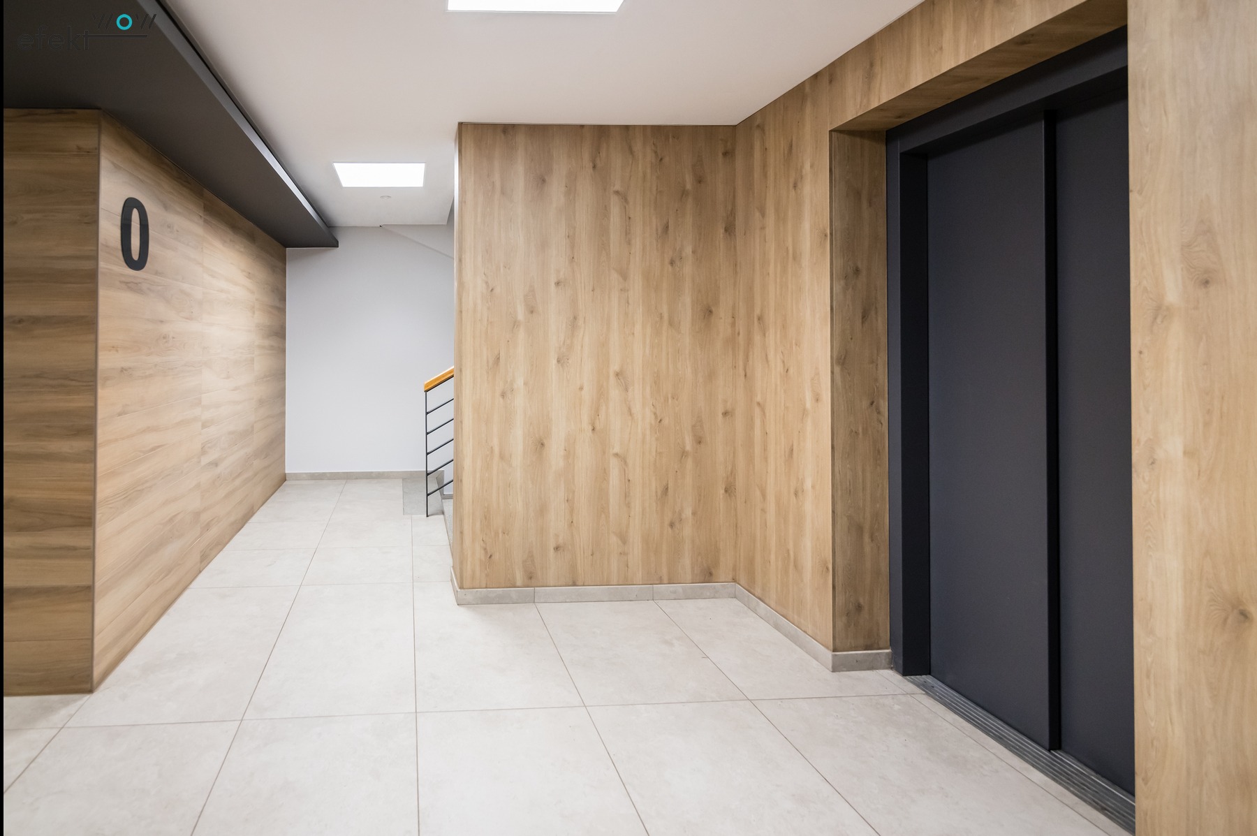 Remont klatki schodowej w budynku wielorodzinnym. Parter, przejście winda-klatka schodowa.