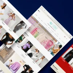 Ekrany laptopów wyświetlają różne strony e-commerce z odzieżą damską, nachylone pod różnymi kątami na ciemnoniebieskim tle, prezentacja sklepu internetowego.