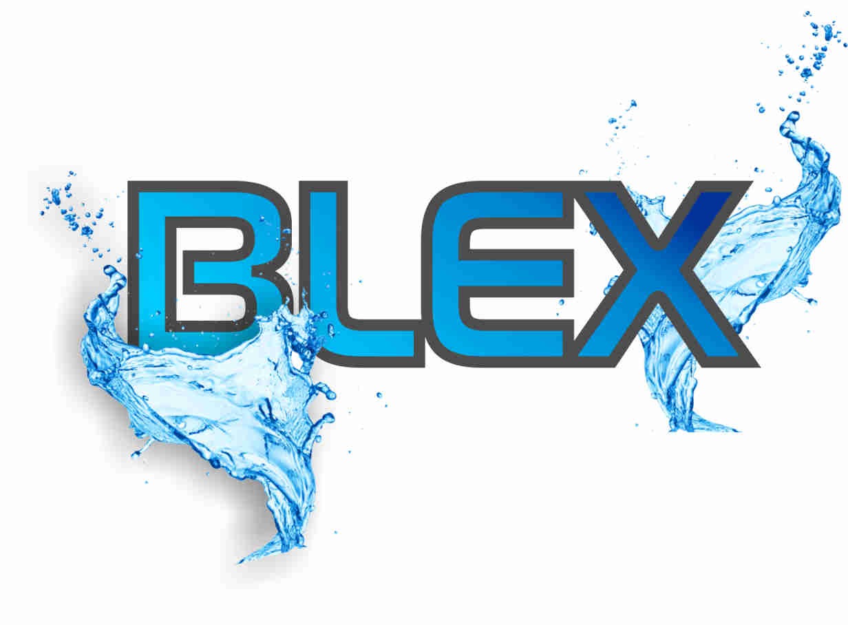 Grafika z napisem 'BLEX' w kolorze błękitnym z szarym obrysem, ozdobiona dynamicznymi rozpryskami wody po bokach.