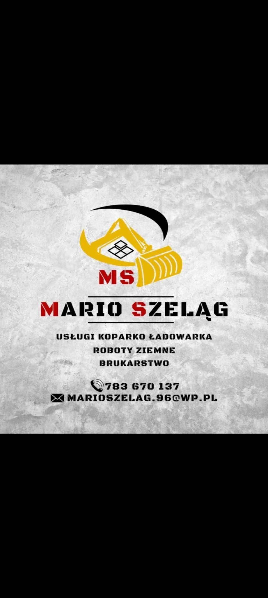 Logo firmy Mario Szeląg z ikoną koparki i kostki brukowej, oferującej usługi koparko-ładowarką, roboty ziemne i brukarskie, z numerem telefonu i adresem e-mail na teksturowanym tle.