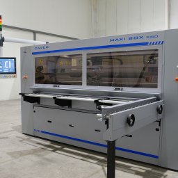 MAXI BOX 280 Maszyna do produkcji opakowań z tektury falistej.  Spełnia wymogi dot. 