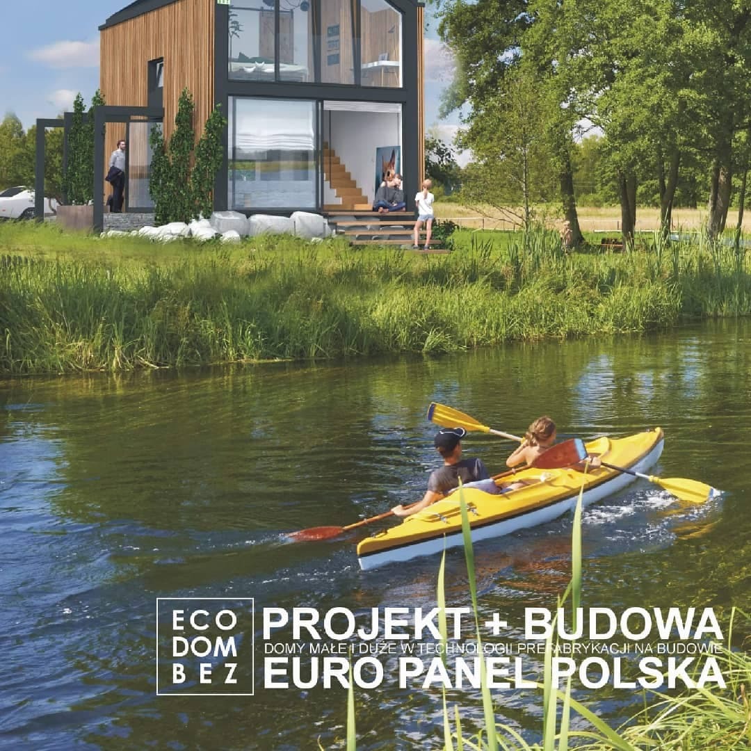 Nowoczesny dom szkieletowy z dużymi przeszkleniami, widok z perspektywy kajaka na rzece, z osobami na tarasie i w kajaku, reklama firmy Euro Panel Polska.
