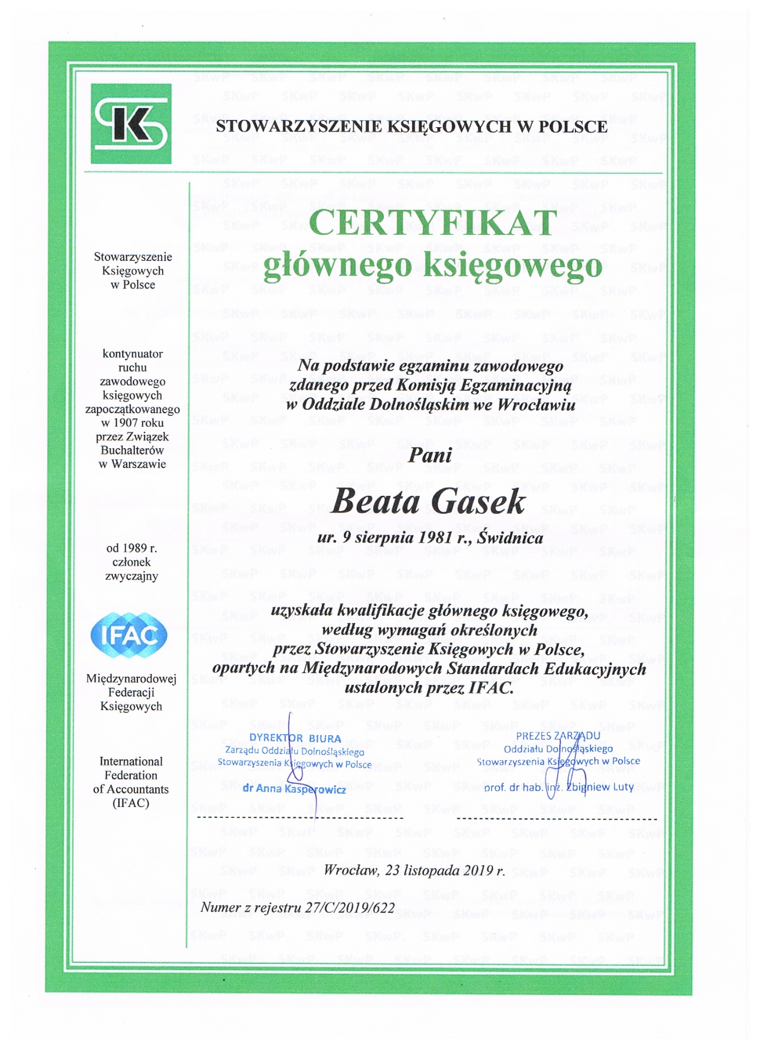 Certyfikat głównego księgowego Stowarzyszenia Księgowych w Polsce dla Beaty Gasek, wydany we Wrocławiu 23 listopada 2019 r. Dokument w zielonej ramce.