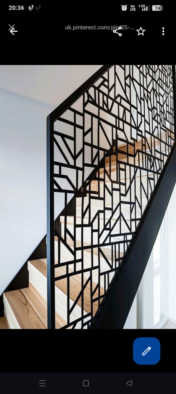 Nowoczesna balustrada schodowa z czarnej stali, o geometrycznym wzorze, zamontowana przy drewnianych schodach w jasnym wnętrzu. Minimalistyczny design.