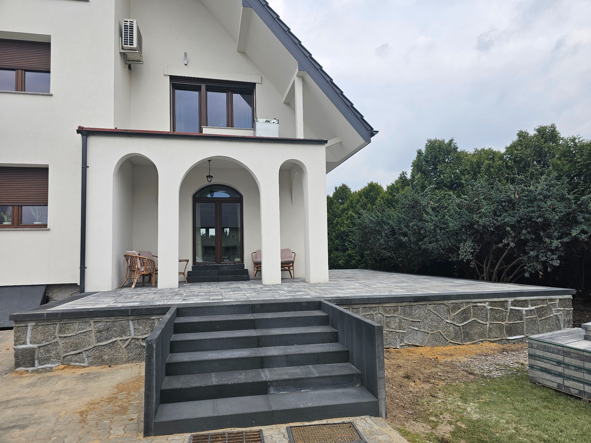 Taras demontaż starych schodów i montaż nowych. Lastriko do skucia i polozenie płytek betonowych wraz z palisadami.