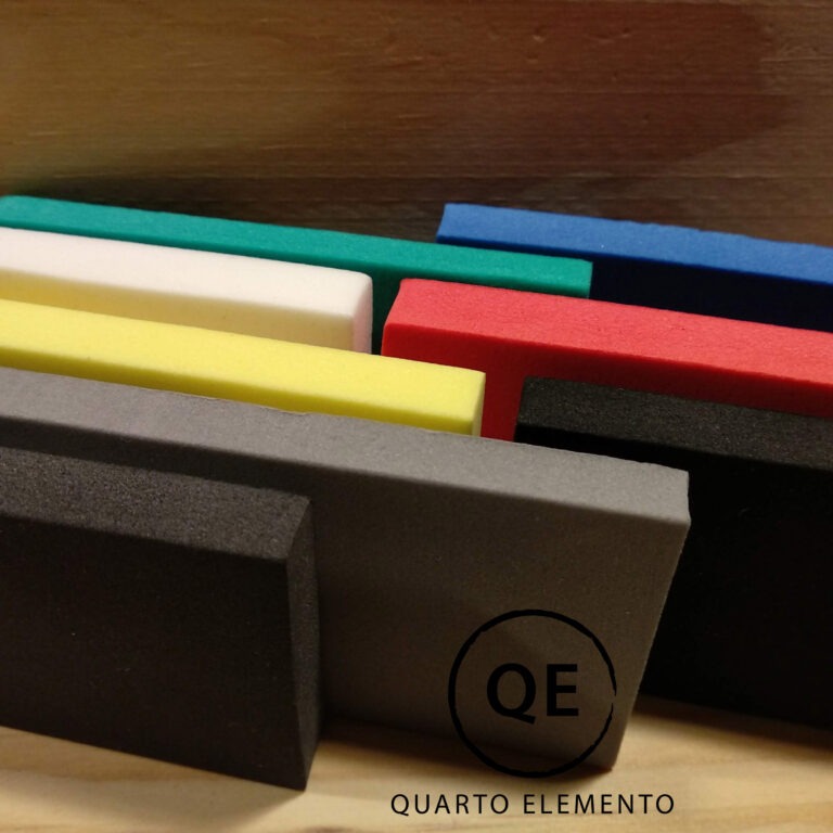 Kolorowe, prostokątne piankowe elementy, ułożone warstwami, z widocznym logo 'QE' w kółku i napisem 'QUARTO ELEMENTO' na dole zdjęcia.