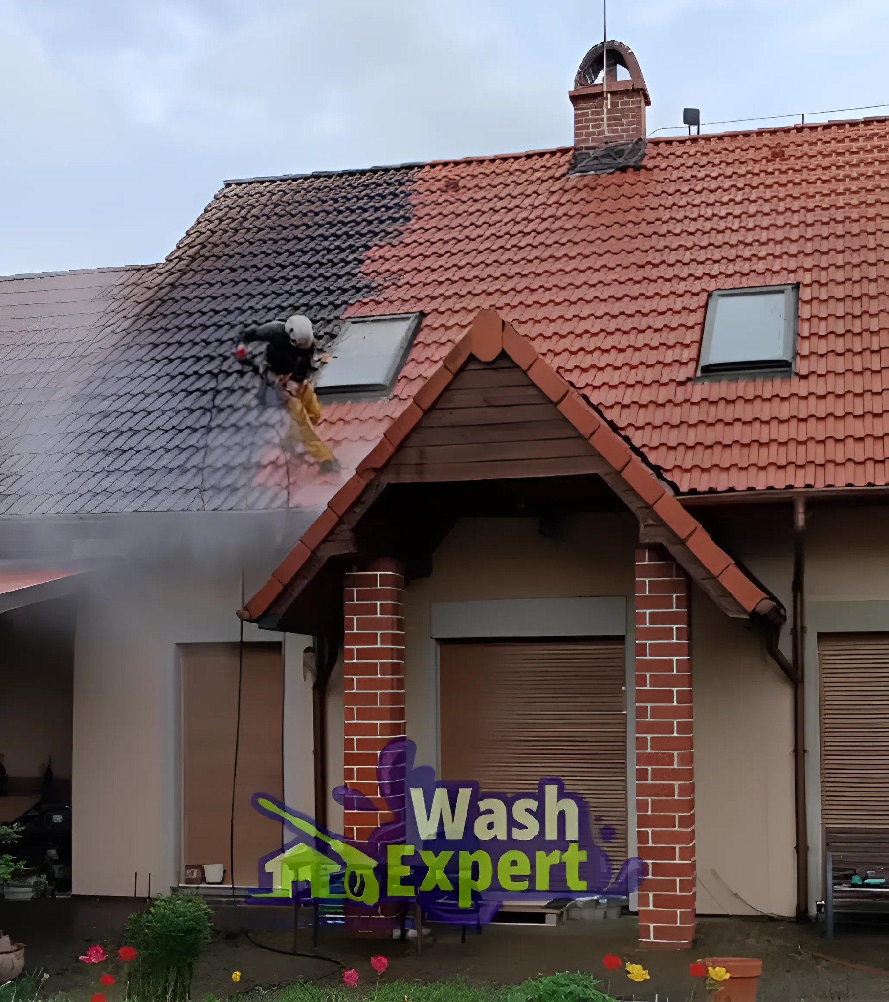 Częściowo wyczyszczony dach z czerwonej dachówki. Pracownik w kasku czyści ciemny nalot. Widoczny budynek z ceglanymi kolumnami i logo firmy.