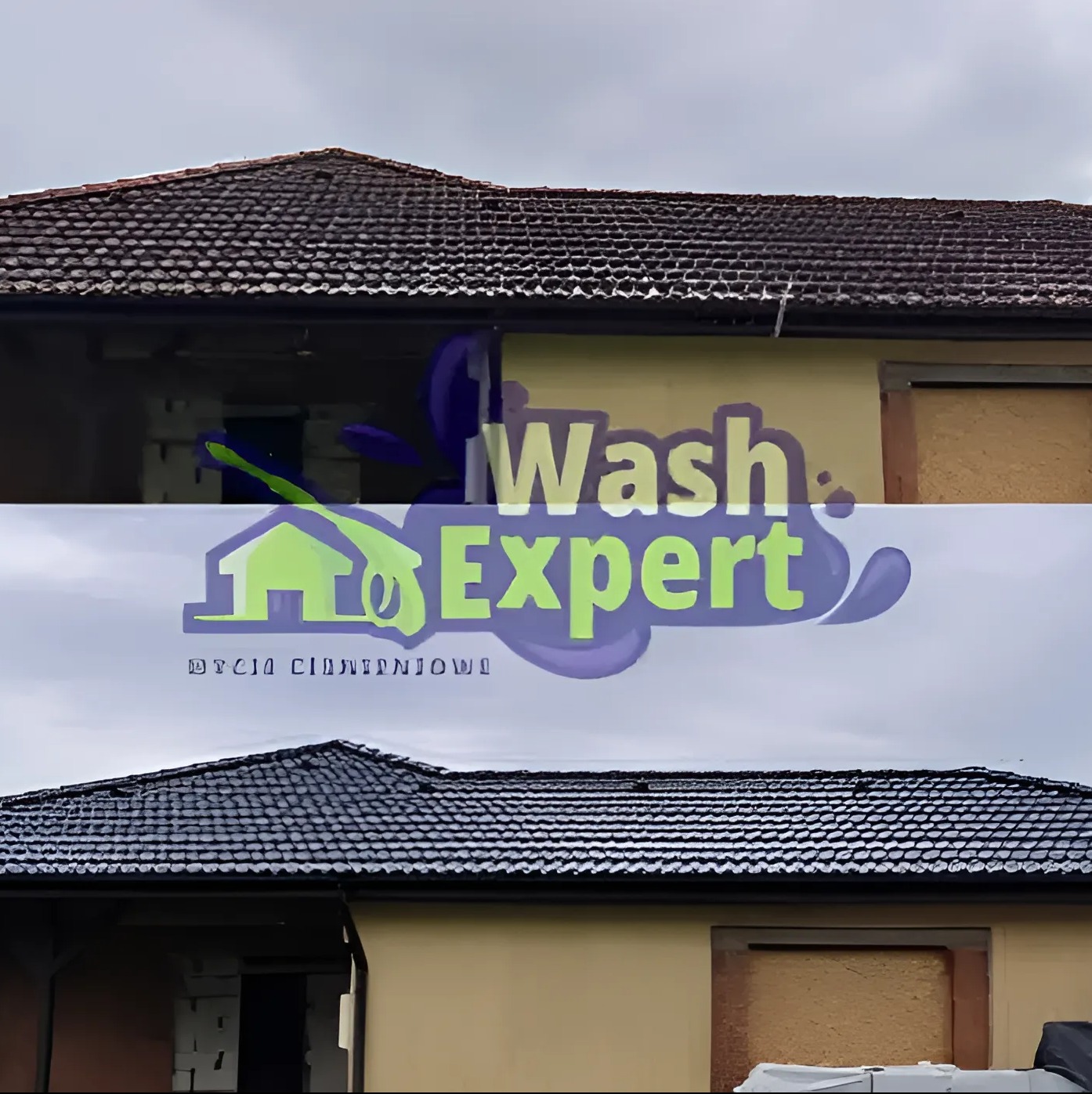 Zdjęcie dachu domu przed i po czyszczeniu, z widoczną różnicą w kolorze i czystości dachówek. Nałożone logo firmy czyszczącej.