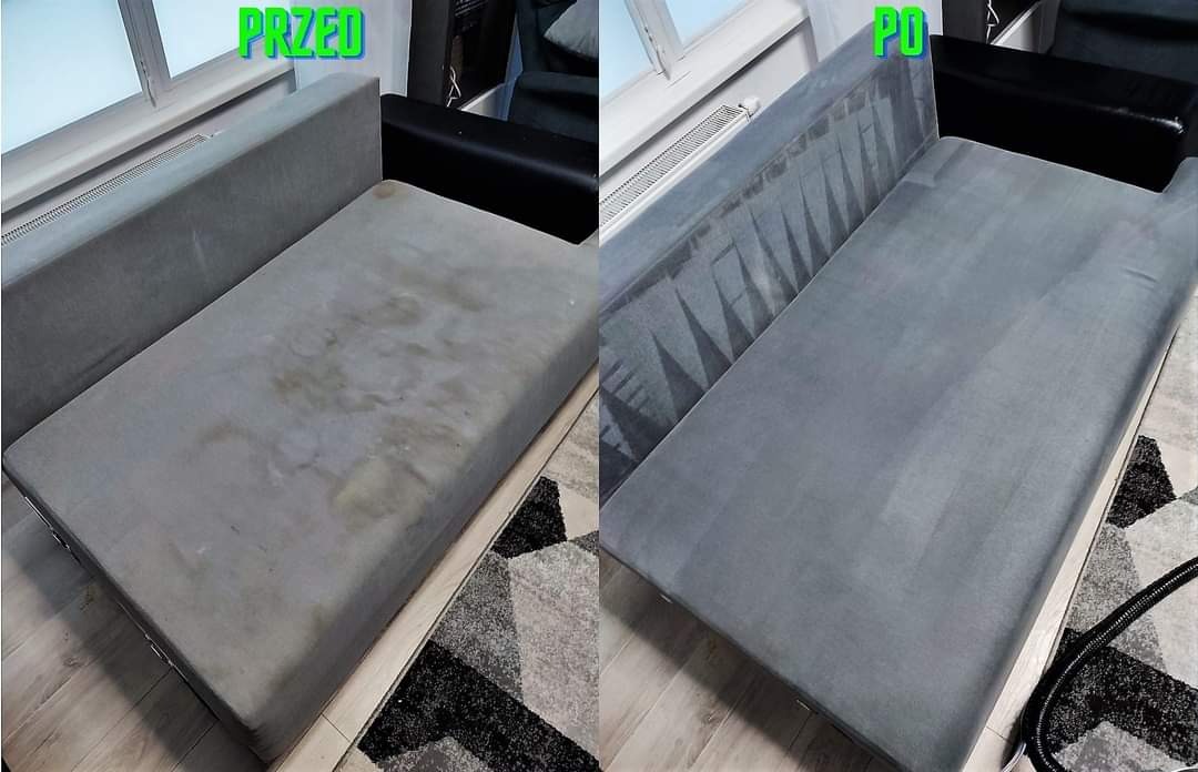 Sofa welurowa w odcieniach szarości, po lewej stronie widoczne zabrudzenia przed czyszczeniem, po prawej efekt po profesjonalnym praniu tapicerki, widoczny wąż odkurzacza.