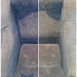 Porównanie fotela z niebieską tapicerką przed i po czyszczeniu, widoczne różnice w odcieniu i usunięcie plam, ujęcie z bliska.