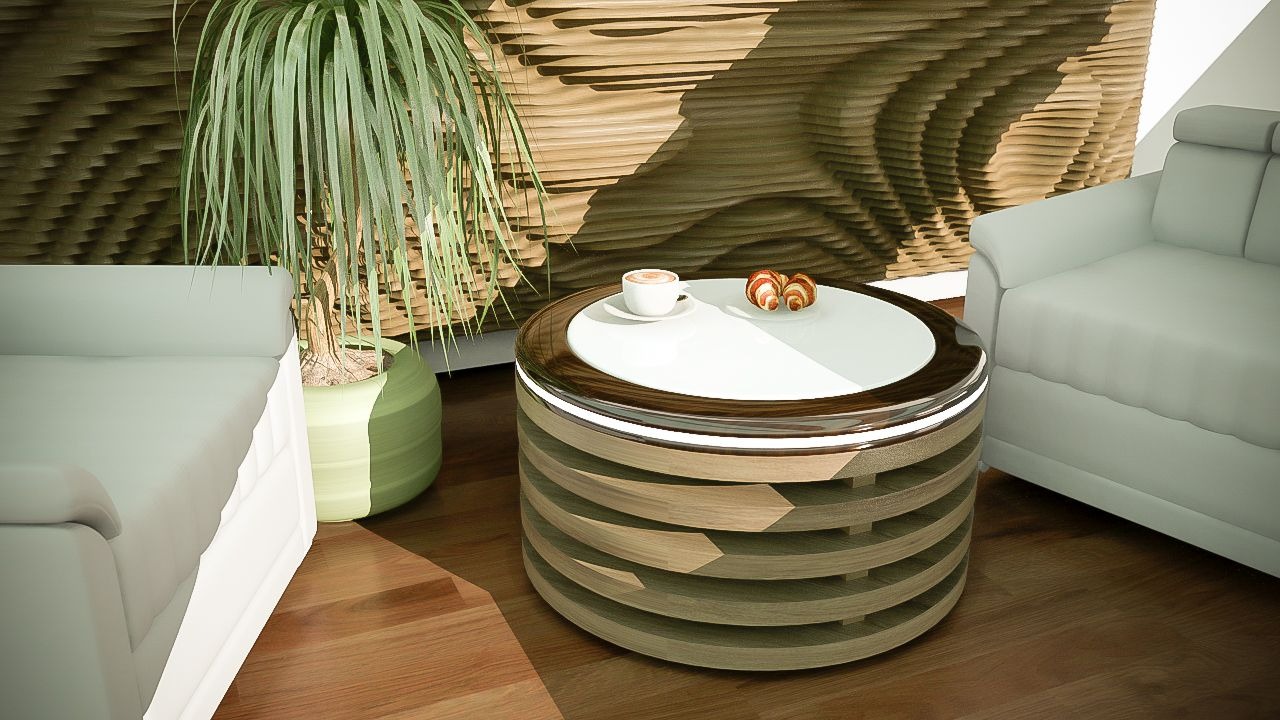 Okrągły stolik kawowy z drewnianymi lamelami, na blacie filiżanka kawy i dwa rogaliki, obok biała sofa i roślina doniczkowa, w tle dekoracyjna ściana z drewnianych paneli.