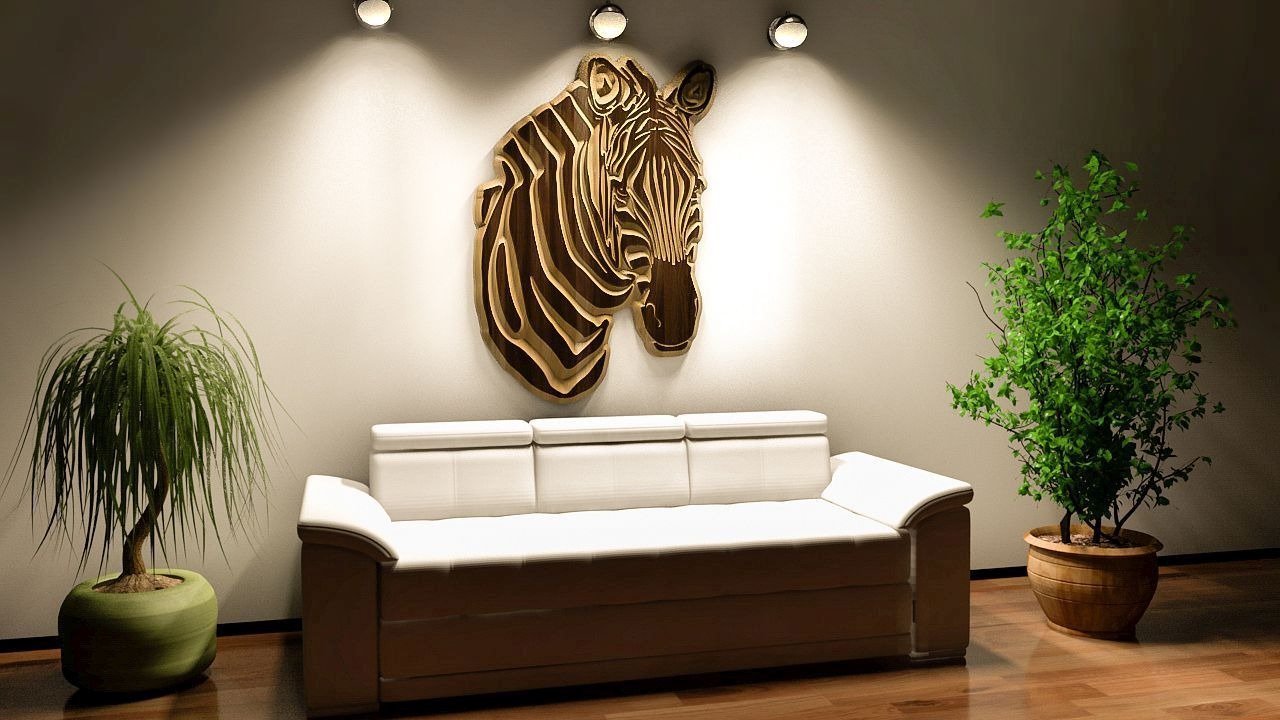 Salon z białym narożnikiem, drewnianą dekoracją ścienną w kształcie głowy zebry oraz roślinami doniczkowymi po bokach.