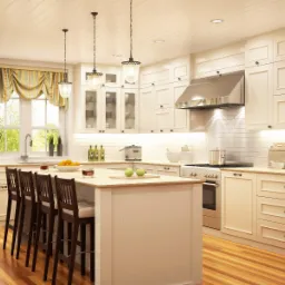 Jasna, przestronna kuchnia z wyspą, drewnianymi krzesłami barowymi, białymi szafkami z ciemnymi uchwytami, oświetleniem podszafkowym i drewnianą podłogą.