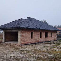 Kompleksowa budowa dachu. Dachówka ceramiczna, producent ROBEN, model MonzaPlus w kolorze antracytowym. Lokalizacja Jastkowice, koło Stalowej Woli.