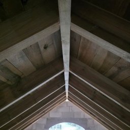 Budowa więźby dachowej wraz z deskowaniem. Lokalizacja Pogwizdów Stary.