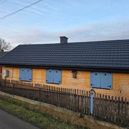Wymiana pokrycia dachowego. Producent blachy modułowej BP2, model FINN 2.0 w powłoce 7016 UTK. Lokalizacja Hadle Szklarskie.