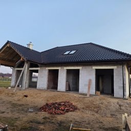 Budowa dachu wraz z montażem dachówki ceramicznej. Producent RŐBEN, model Milano w powłoce czarnej błyszczącej. Rynny metalowe BRYZA, okna FAKRO. Kominy okutę blachą w RAL 9002.  Lokalizacja Pogwizdów Stary.