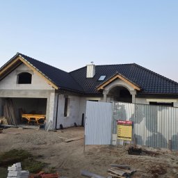 Budowa dachu wraz z montażem dachówki ceramicznej. Producent RŐBEN, model Milano w powłoce czarnej błyszczącej. Rynny metalowe BRYZA, okna FAKRO. Kominy okutę blachą w RAL 9002.  Lokalizacja Pogwizdów Stary.