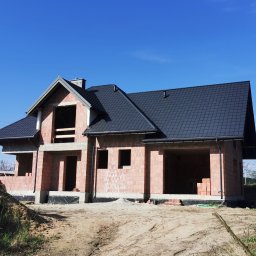 Montaż nowego pokrycia dachowego. Blachodachówka Pruszyński, model Tigra, ral 7016 w powłoce TOPMAT. Lokalizacja Ulanów. 