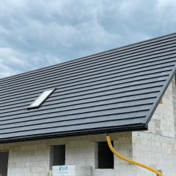 Montaż nowego pokrycia dachowego z Blachotrapez, model Janosik. Kolor czarny 9005. Lokalizacja Szlembark. 