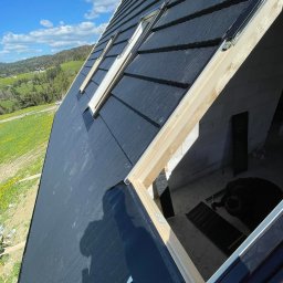 Montaż nowego pokrycia dachowego z Blachotrapez, model Janosik. Kolor czarny 9005. Lokalizacja Szlembark. 