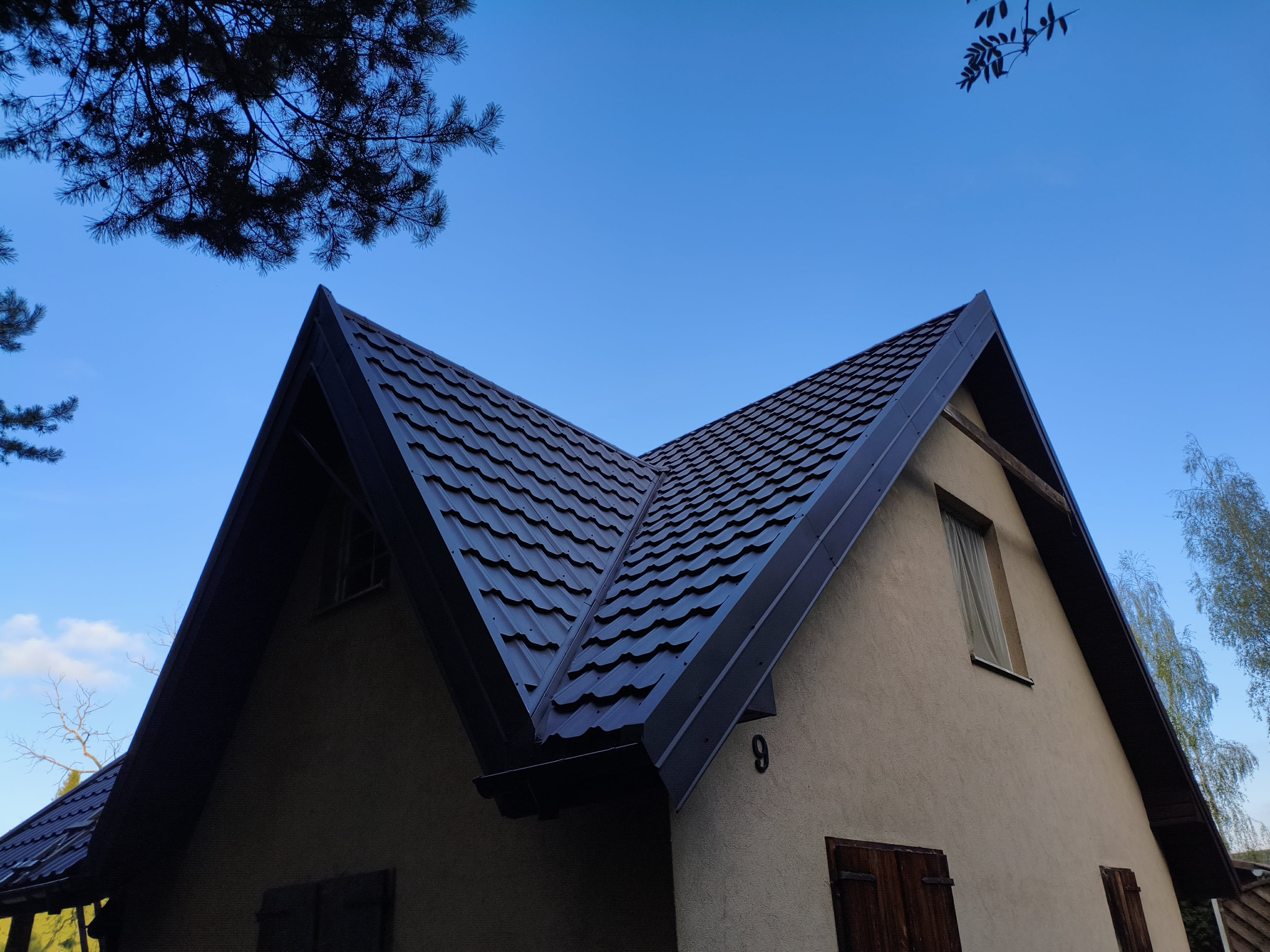 Wymiana pokrycia dachowego. Blachodachówka Karpatia 8019 Ultramat. Producent KAN-POL. Lokalizacja Radawa.