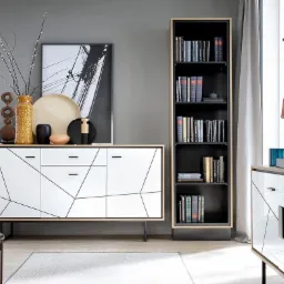 Salon w Elblągu z pomarańczową sofą, stolikiem z napojem, białą komodą z geometrycznym wzorem, regałem z książkami i telewizorem na ścianie.