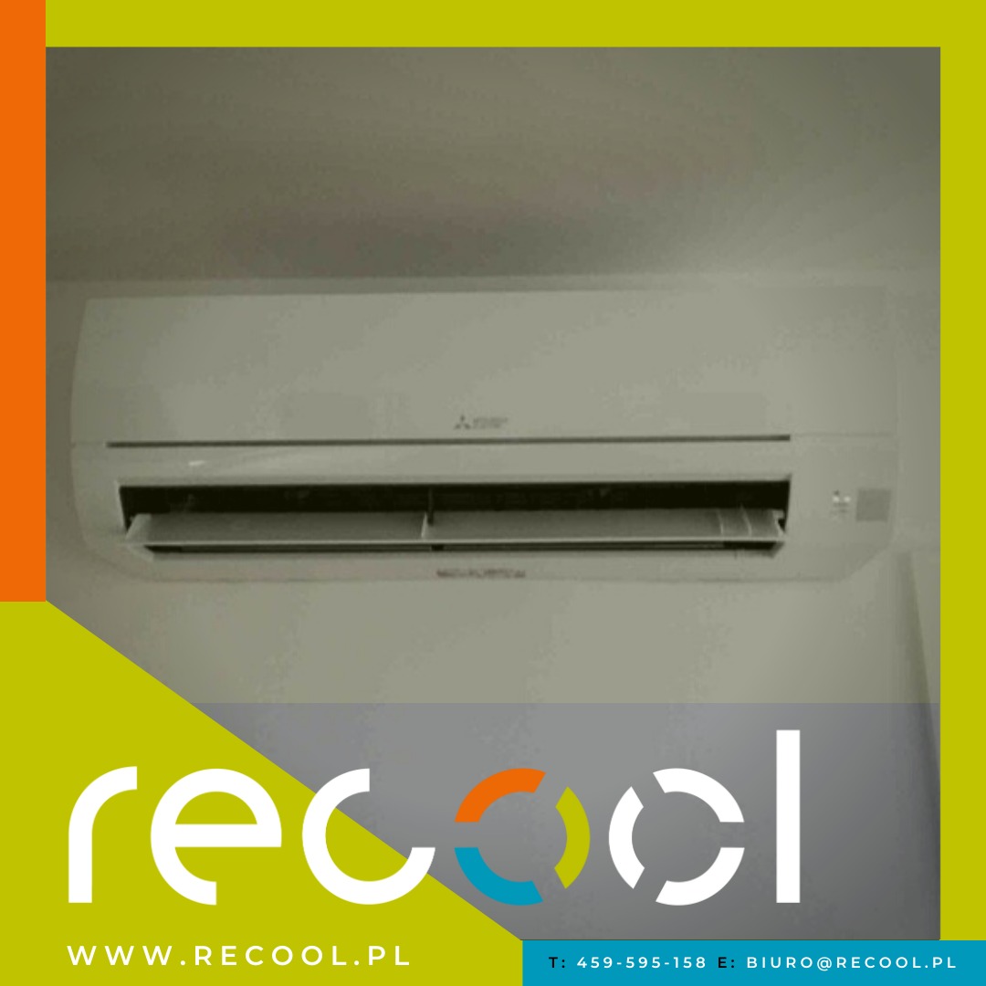 Klimatyzator Mitsubishi Electric zamontowany na jasnej ścianie, widoczny z bliska, z logo firmy Recool w dolnej części kadru.
