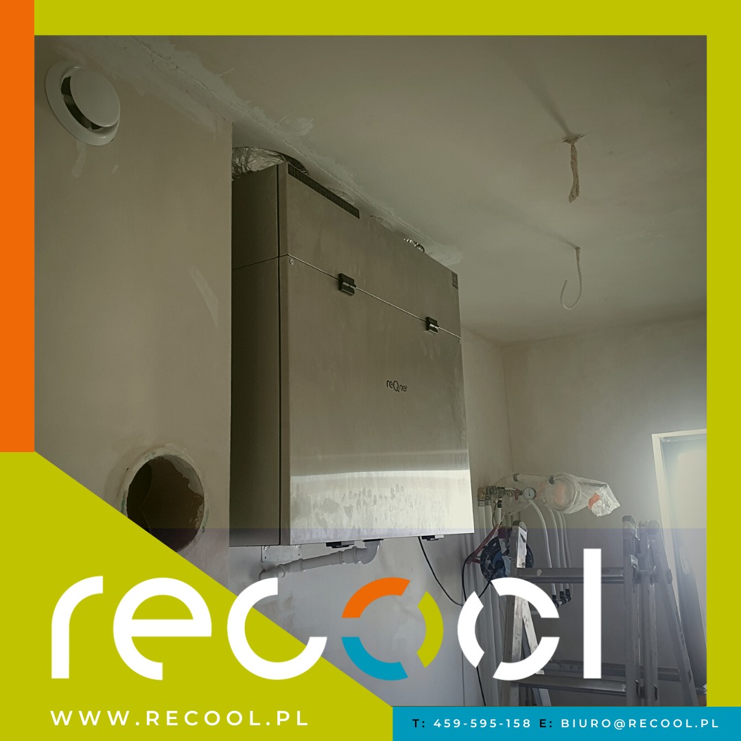 Montaż centrali wentylacyjnej z rekuperacją marki reQnet w trakcie instalacji w Łodzi, widoczne przewody i otwór wentylacyjny w ścianie.