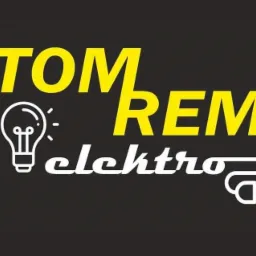 Logo firmy TOM REM elektro na czarnym tle, z grafiką żarówki i wtyczki elektrycznej.