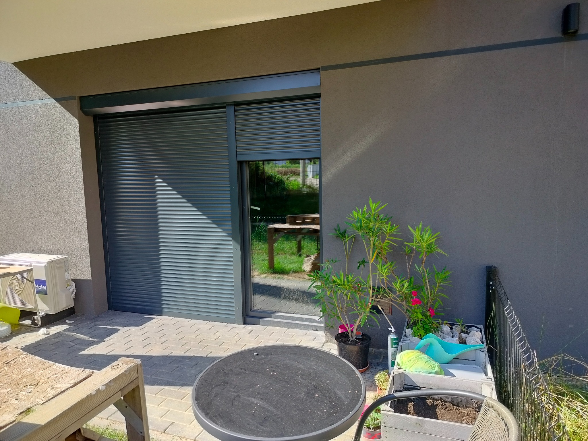 Rolety zewnętrzne zasilane silnikami z detekcją przeszkód - MONTEROL